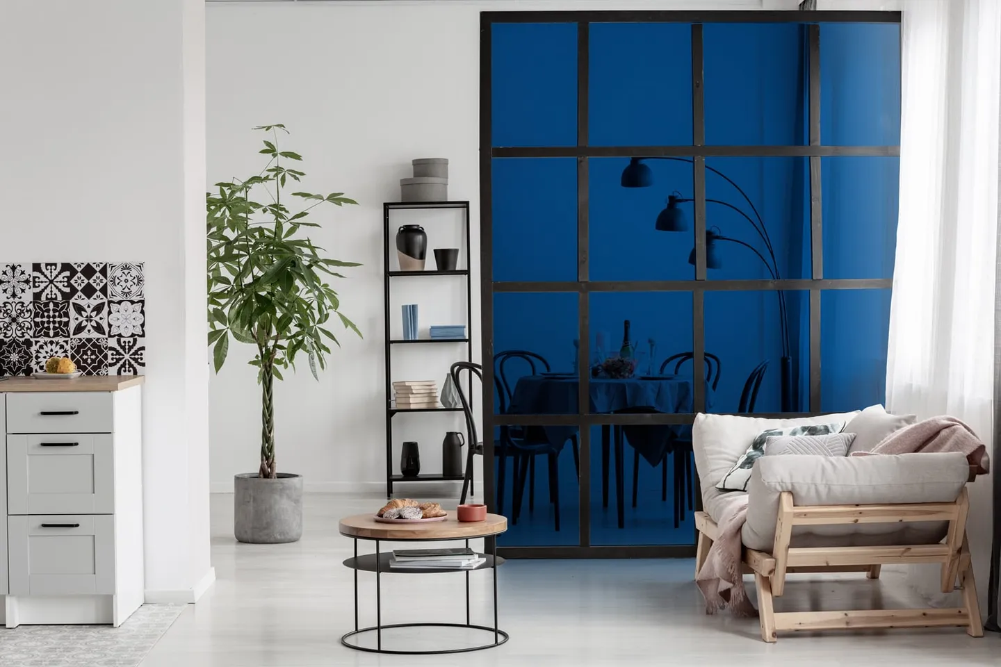 Apportez style et fraîcheur à vos fenêtres avec le film adhésif décoratif