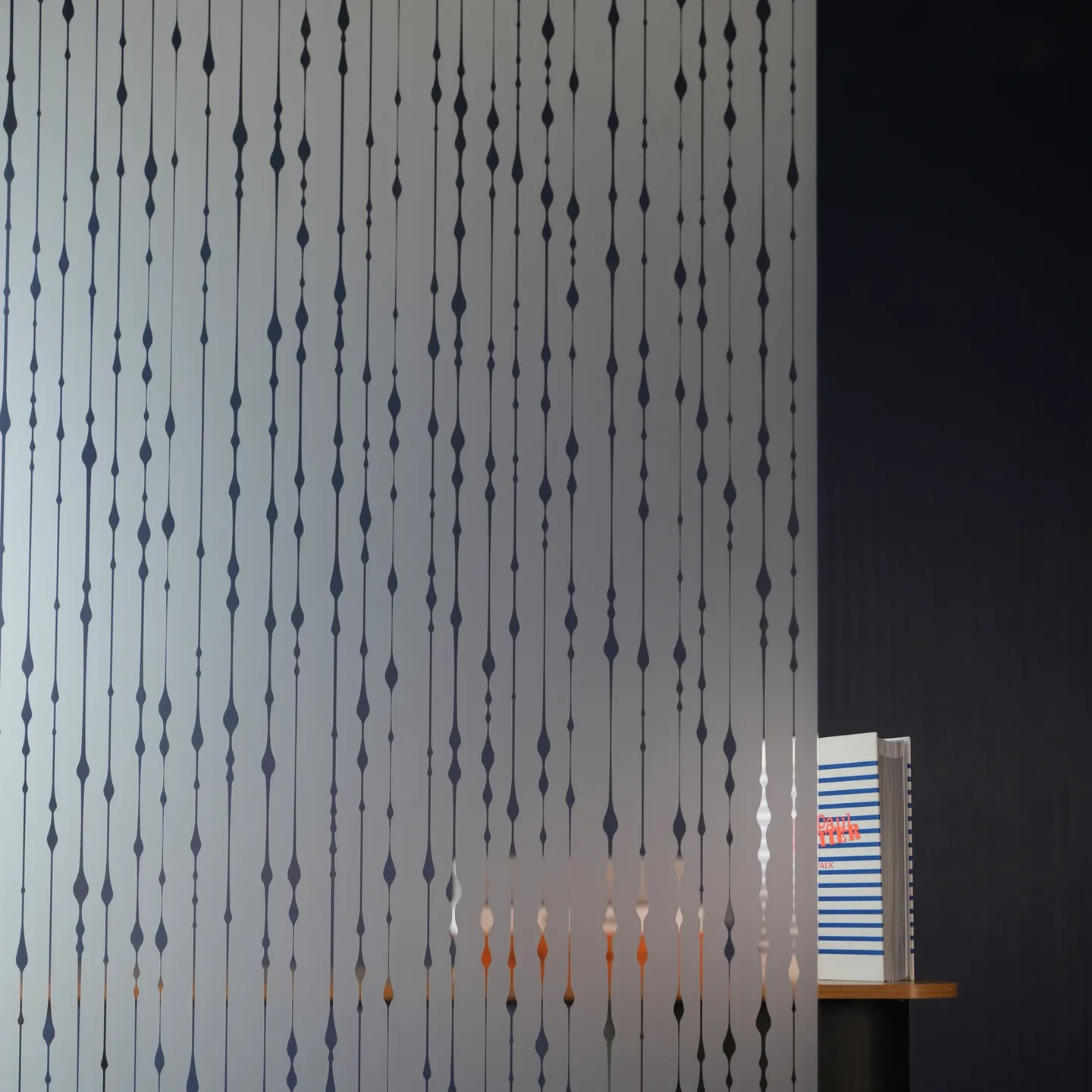 Film décoratif pour vitrage motif gouttes de miel installé, rendu d'ensemble