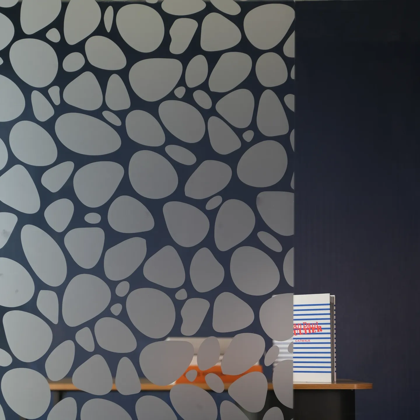 Film décoratif pour vitrage motif galets installé, rendu d'ensemble