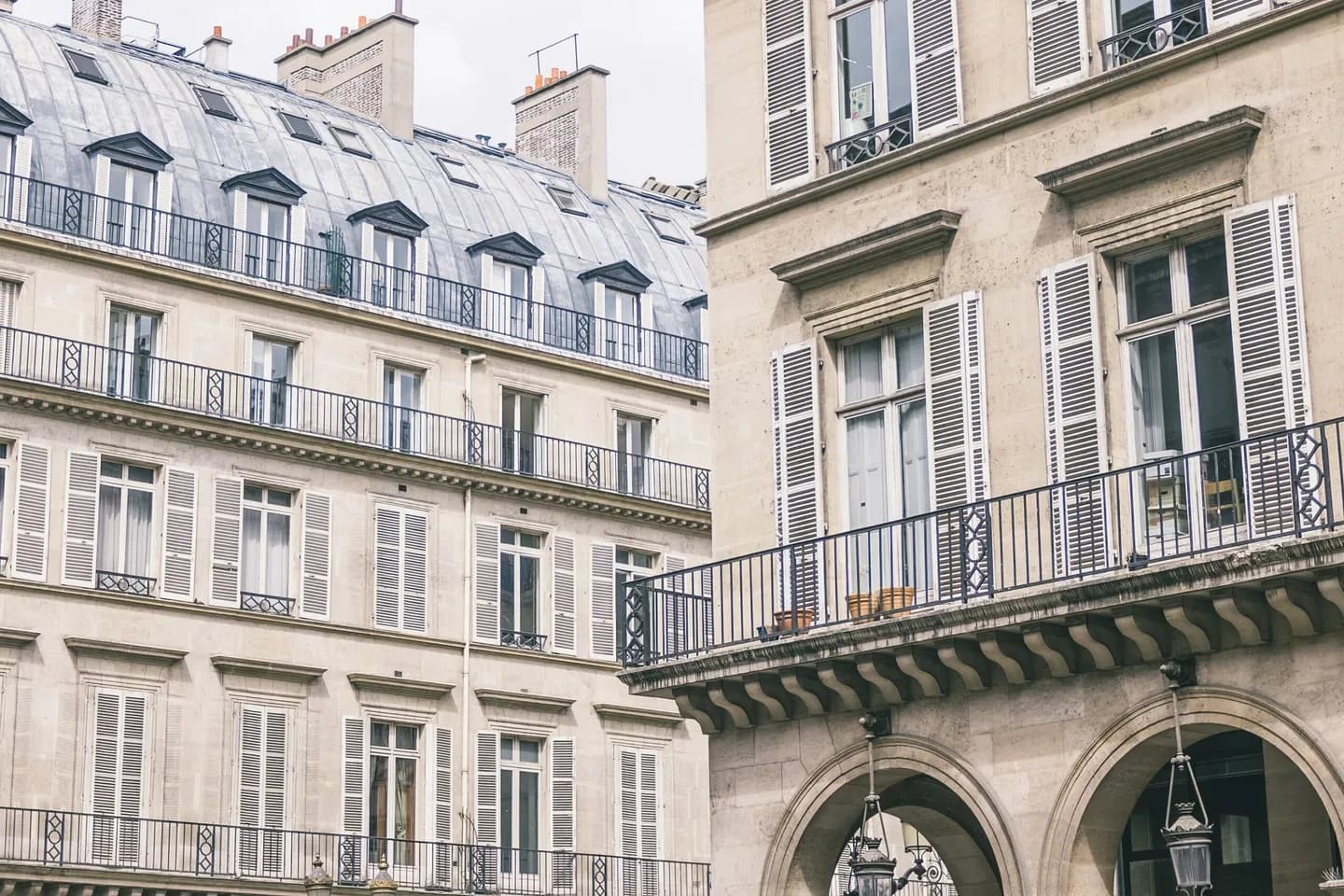 Film adhésif fenêtre miroir ou dépoli : la solution idéale pour protéger votre intimité sans perdre en luminosité