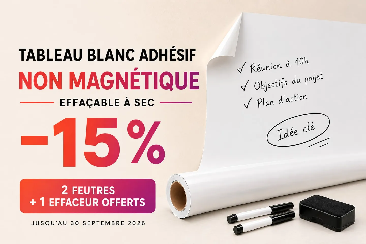 Un rouleau de film tableau blanc adhésif non magnétique se déroule sur un mur pour former une surface d’écriture effaçable à sec. Offre −15 %, 2 feutres et 1 effaceur offerts jusqu’au 30 septembre 2026.
