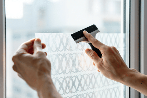 Pose d'un film adhésif sans bulles