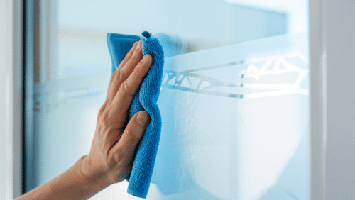 Nettoyer vitre avec film adhésif